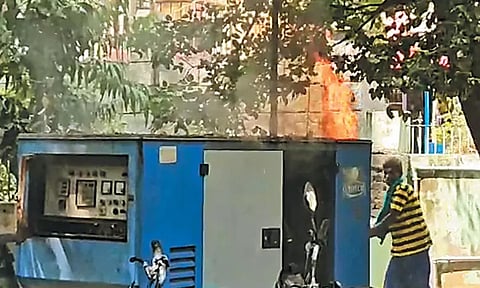 திருத்தணி நகராட்சி அலுவலகத்தில் ஜெனரேட்டர் தீப்பிடித்து எரிந்தது