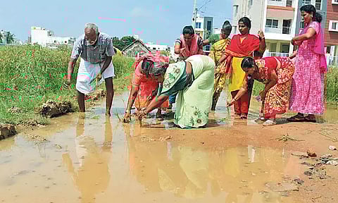 திருவள்ளூர் நகராட்சி 17-வது வார்டில் குடியிருப்பு பகுதியில் தேங்கியுள்ள மழைநீரால் பொதுமக்கள் அவதி