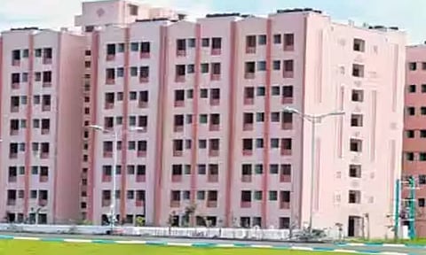 ஆக்கிரமிப்புகள் அகற்றம்: வீடுகளை இழந்த 32 குடும்பத்தினருக்கு அரசு குடியிருப்பில் புதிய வீடுகள்