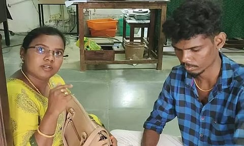 தட்டார்மடம் அருகே சார்பதிவாளர் அலுவலகத்தில் காதல் திருமண ஜோடி திடீர் தர்ணா