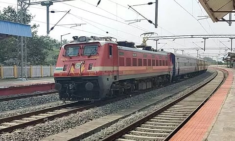 110 கிலோ மீட்டர் வேகத்தில் ரெயிலை இயக்கி சோதனை ஓட்டம்