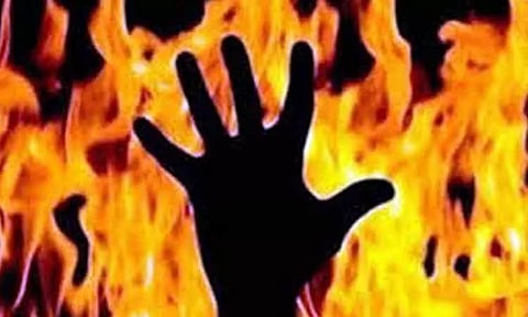 கொசுவர்த்தி ஏற்றும்போது புடவையில் தீப்பிடித்து பெண் படுகாயம்