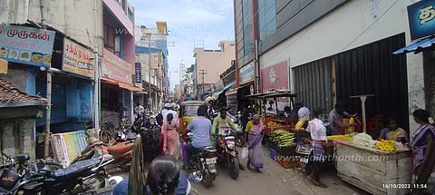 கடைத்தெருவில் ஒரு வழிப்பாதை அமைக்க வேண்டும்