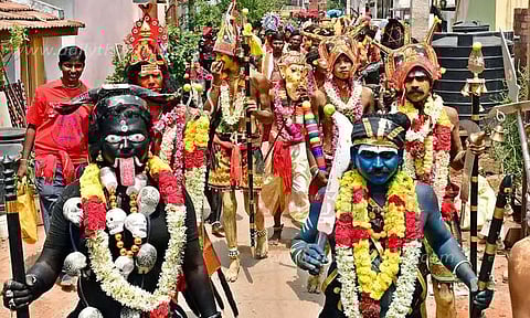 சாமி வேடம் அணிந்த பக்தர்கள் ஊர்வலம்