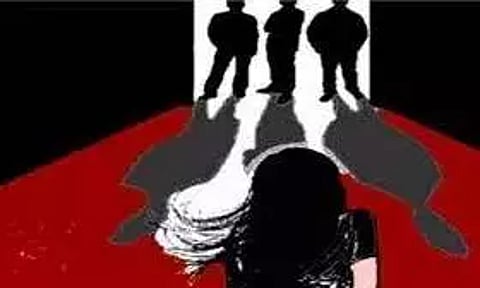 15 வயது சிறுமியை மிரட்டி கூட்டு பலாத்காரம்; 5 பேர் மீது வழக்கு