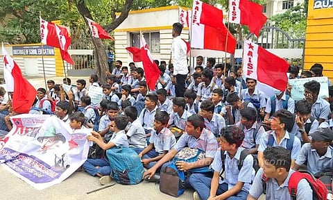 கல்வித்துறை அலுவலகத்தை அரசுப்பள்ளி மாணவர்கள் முற்றுகை