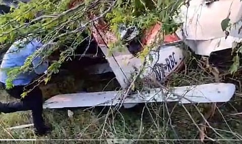 புனேயில் பயிற்சி விமானம் கீழே விழுந்து நொறுங்கியது; விமானி உள்பட 2 பேர் படுகாயம்