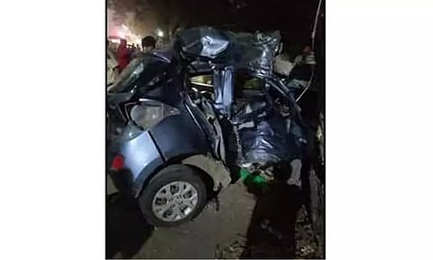 கார் மரத்தில் மோதி 11-ம் வகுப்பு மாணவர், நண்பா பலி