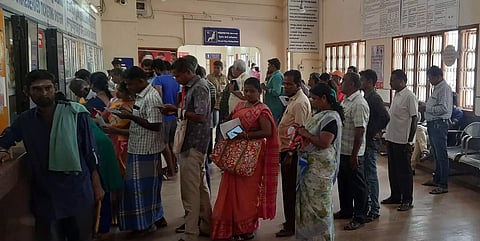 'தட்கல்' டிக்கெட் எடுக்க குவிந்த ரெயில் பயணிகள்