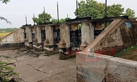 பழுதடைந்துள்ள சட்ரஸ், மதகுகளை சீரமைக்க வேண்டும்