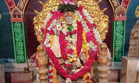 சாய்பாபாவுக்கு சிறப்பு அலங்காரம்