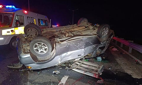 தலைக்குப்புற கார் கவிழ்ந்து 3 பேர் காயம்