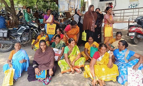 தேனி கலெக்டர் அலுவலகத்தில் பெண்கள் தர்ணா