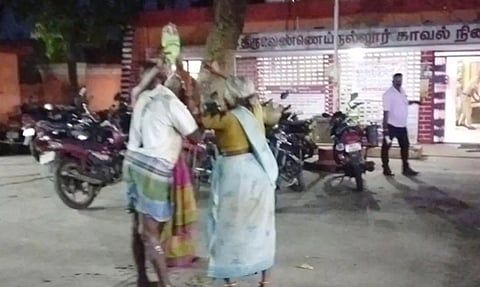 வீட்டை விட்டு வெளியேற்றிய மகன் மீது நடவடிக்கை எடுக்க கோரி போலீஸ் நிலையத்தில் தம்பதி தீக்குளிக்க முயற்சி