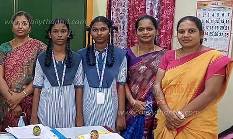 அரசுப்பள்ளி மாணவிகளுக்கு பாராட்டு