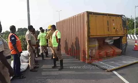 பெரம்பலூரில் பட்டாசுகள் ஏற்றிச்சென்ற கன்டெய்னர் லாரி கவிழ்ந்து விபத்து
