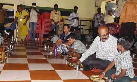 பள்ளி மாணவர்களுடன் அமர்ந்து உணவு அருந்திய மாவட்ட கலெக்டர்