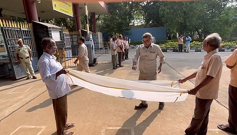 தூய்மை பணியாளர்கள் பிச்சை எடுத்து நூதன போராட்டம்