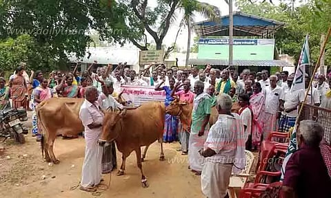 பால் கொள்முதல் விலையை உயர்த்தி தரக்கோரி உற்பத்தியாளர்கள் நூதன ஆர்ப்பாட்டம்