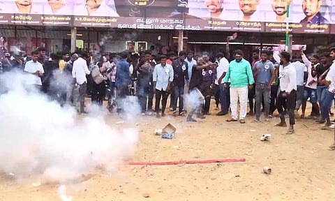 'லியோ' திரைப்படம் வெளியீடு நடிகர் விஜய் ரசிகர்கள் பட்டாசு வெடித்து கொண்டாட்டம்