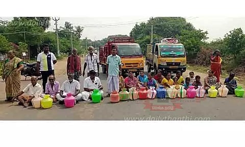 காலிக்குடங்களுடன் பொதுமக்கள் மறியல்