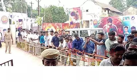 சாலையில் இடையூறாக வைக்கப்பட்ட பேனர்களை அகற்ற ஆர்.டி.ஓ. உத்தரவு