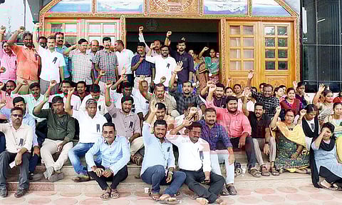 கருப்பு பட்டை அணிந்து வருவாய்த்துறை ஊழியர்கள் காத்திருப்பு போராட்டம்