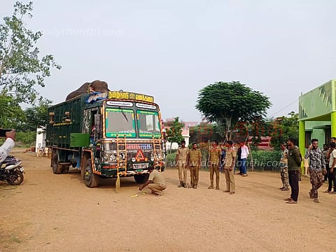 அட்டகாசம் செய்த காட்டு யானை வனப்பகுதிக்குள் சென்றது: கும்கி யானைகள் திருப்பி அனுப்பி வைப்பு