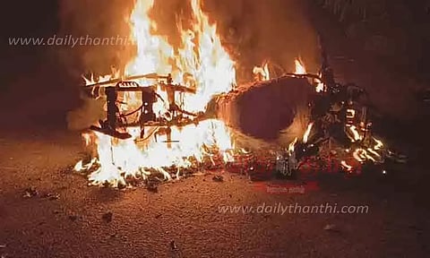 மோட்டார் சைக்கிளுக்கு தீ வைப்பு