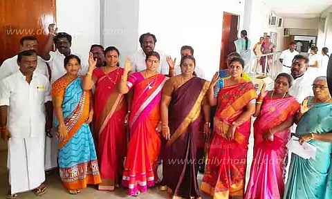 மாநகராட்சி கூட்டத்தில் கமிஷனர் இடமாற்றத்தை கண்டித்து அ.தி.மு.க. கவுன்சிலர்கள் வெளிநடப்பு