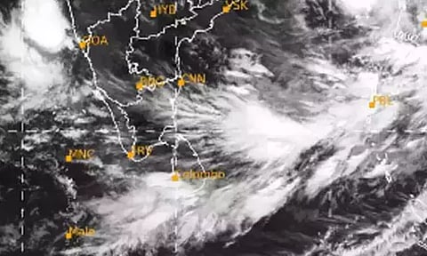 தென்கிழக்கு வங்கக்கடல் பகுதியில் குறைந்த காற்றழுத்தத் தாழ்வுப் பகுதி உருவானது...!
