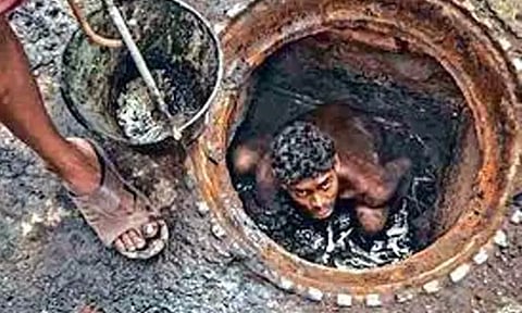 கழிவுநீர் அகற்றும்போது உயிரிழப்பு ஏற்பட்டால் ரூ.30 லட்சம் நிவாரணம் - சுப்ரீம் கோர்ட் உத்தரவு