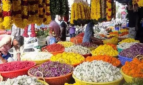 ஆயுதபூஜை, முகூர்த்த நாட்களை முன்னிட்டு கோயம்பேடு மார்க்கெட்டில் பூக்கள் விலை உயர்வு - மேலும் 3 நாட்களுக்கு விலை அதிகரிக்க வாய்ப்பு