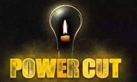 ஆறுமுகநேரி பஜாரில்கார் விபத்தால் மின்தடை