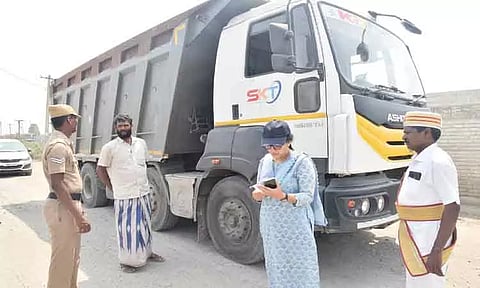 காஞ்சீபுரத்தில் உரிய ஆவணங்கள் இன்றி கனிமங்களை ஏற்றி சென்ற 4 லாரிகள் பறிமுதல்