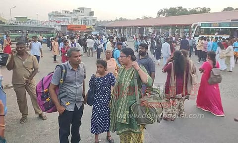 பஸ் நிலையத்தில் அலைமோதிய பயணிகள் கூட்டம்