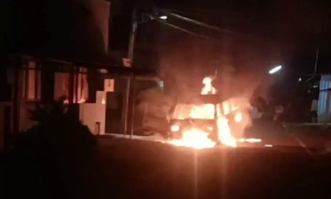 வேன் தீப்பிடித்து எரிந்ததால் பரபரப்பு