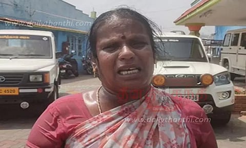 பெண் தீக்குளிக்க முயன்றதால் பரபரப்பு