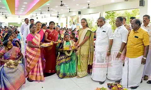 120 கர்ப்பிணிகளுக்கு சீர்வரிசை பொருட்கள்