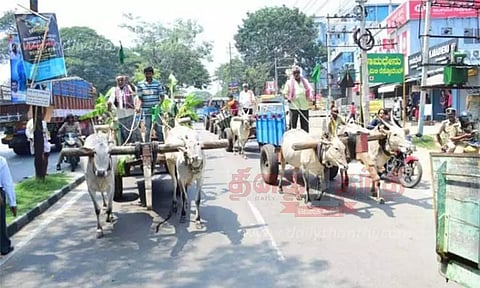 தமிழகத்துக்கு தண்ணீர் திறப்பதை கண்டித்து மண்டியாவில் டிராக்டர்-மாட்டு வண்டிகளில் விவசாயிகள் ஊர்வலம்