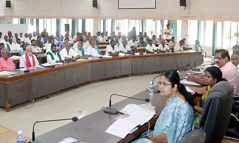 ஆறு, குளங்களில் குப்பைகள் கொட்டுவதை அதிகாரிகள் தடுக்க வேண்டும்; கலெக்டர் அறிவுறுத்தல்