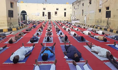 தசரா விழாவையொட்டி சிறைக்கைதிகளுக்கு யோகா பயிற்சி