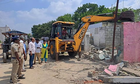 ஆக்கிரமிப்பு வீடு, கடைகள் அகற்றம்