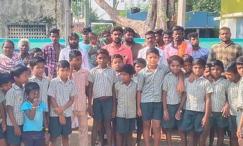 பள்ளிக்கூடம் முன்பு மின்மாற்றி அமைக்க மாணவர்கள் எதிர்ப்பு