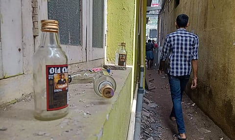 திறந்தவெளி மதுபான பார்களால் மாணவிகள் அவதி