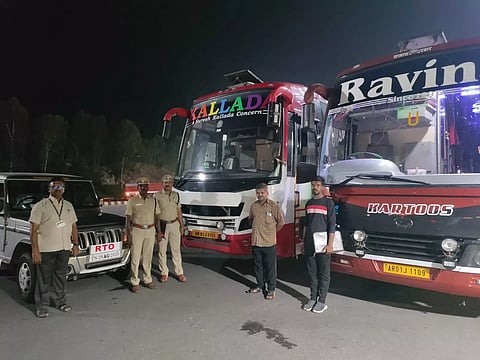 வரி செலுத்தாமல் இயக்கப்பட்ட 2 ஆம்னி பஸ்கள் சிறைபிடிப்பு: வட்டார போக்குவரத்து அலுவலர்கள் நடவடிக்கை