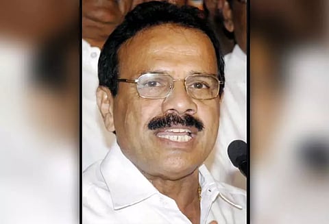 சித்தராமையா, டி.கே.சிவக்குமார் இடையே போட்டி - சதானந்தகவுடா குற்றச்சாட்டு