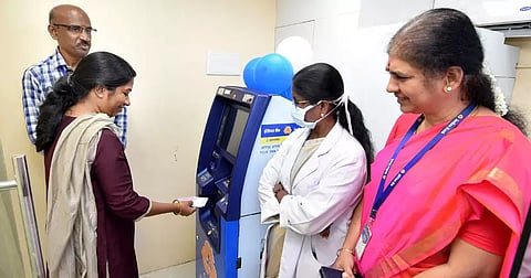 கிருஷ்ணகிரி அரசு மருத்துவக்கல்லூரி மருத்துவமனையில்இந்தியன் வங்கி ஏ.டி.எம். மையம் தொடக்கம்