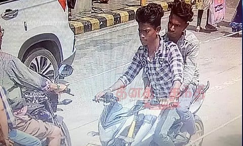 வங்கிக்கு சென்ற பெண்ணிடம் ரூ.35 ஆயிரம் பறித்த வாலிபர்கள்