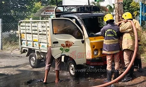 திடீரென தீப்பற்றி எரிந்த சரக்கு வாகனம்